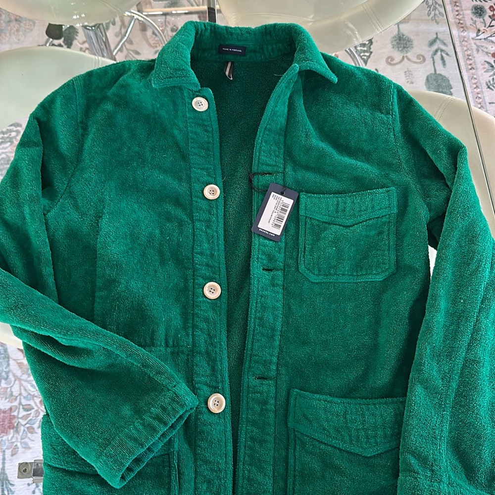 Unisex NWT green towelling shirt.